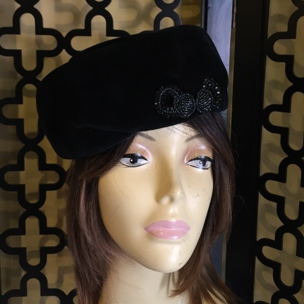 VTG JAN LESLIE BLACK VELVET HAND BEADED HAT